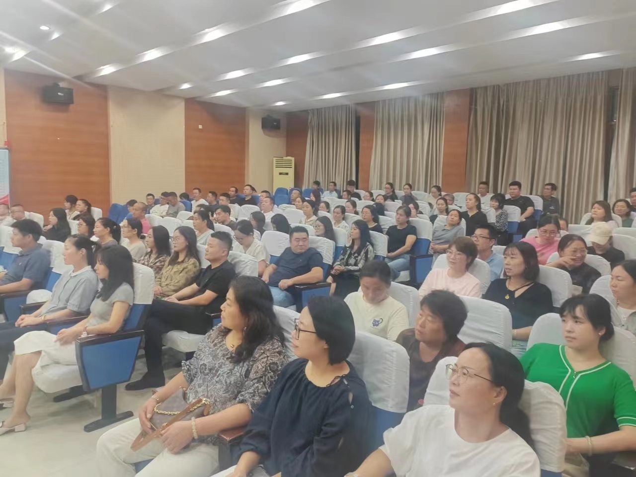 初三年级家长会 (4)
